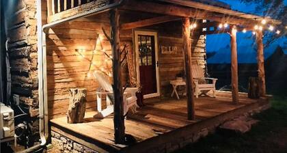 Esta cabaña es 1 de 3 propiedades para alquilar en la pintoresca granja de Muletown.