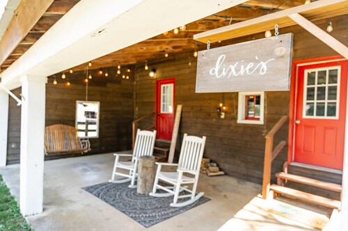 Diese Hütte ist eine von 3 Mietobjekten auf der malerischen Muletown Farm.