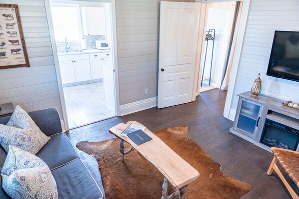 Smart-TV, Kamin, Bücher