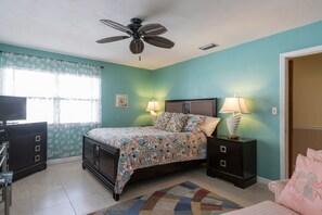 3 bedrooms, iron/ironing board, travel cot, WiFi - Perfect for Families & Fun, minutes to ; Busch Gardens, Casino, Zoo, Arena, (Tampa)