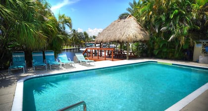 Waterfront Cottage, saltwater pool, walk to the beach & Center