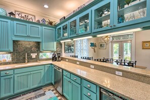 Réfrigérateur, micro-ondes, plaque de cuisson, lave-vaisselle