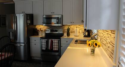 Close to the beach, clean and comfy! Your pooch is welcome.