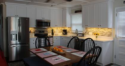 Close to the beach, clean and comfy! Your pooch is welcome.