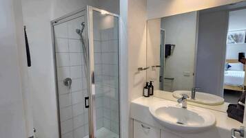 Dutxa, tovalloles, sabó i paper higiènic