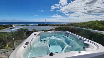 Banyera d'hidromassatge a l'aire lliure