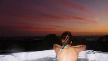 Banyera d'hidromassatge a l'aire lliure