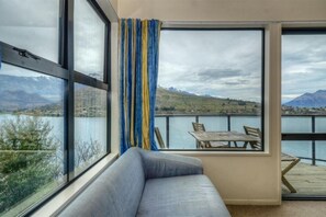 TV, fireplace, books - Great views across Frankton Arm to the Remarkables (Queenstown)