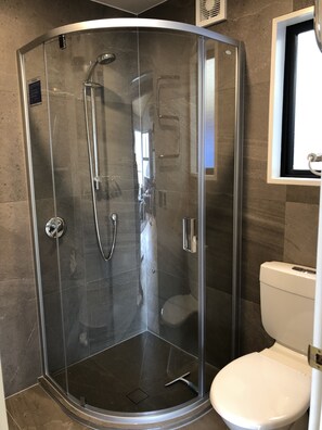 Dusche, Haartrockner, HandtĂŒcher, Seife