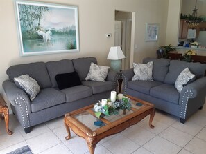 Smart-TV, Bücher, Stereoanlage