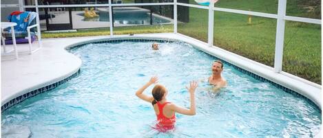 حمّام سباحة خارجي، حمّام سباحة مُدفَّأ