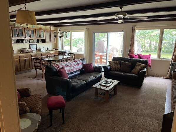 Televisión, reproductor de DVD, libros y videoteca 