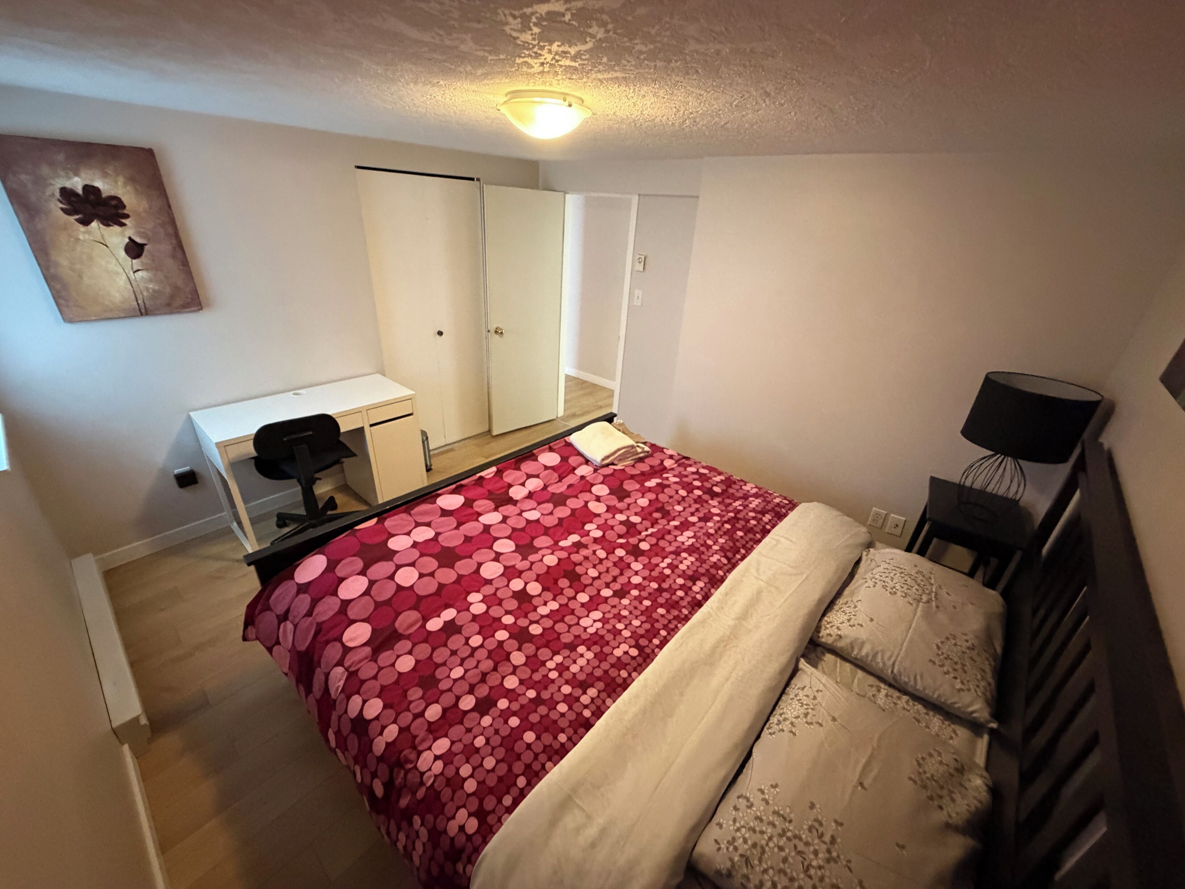 2 bedrooms, desk, WiFi (free), bed sheets