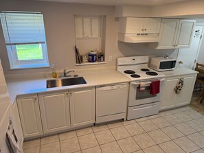 Fridge, microwave, oven, stovetop - Cozy home close to downtown and Uvic (Victoria)
