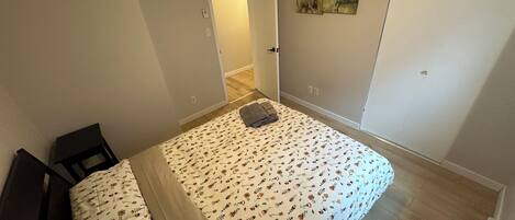 2 soverom, skrivebord, wi-fi (inkludert) og sengetøy