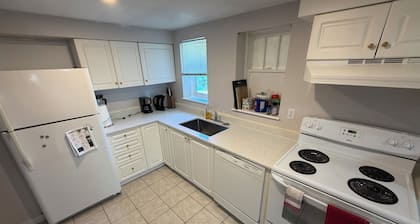 Cozy home close to downtown and Uvic