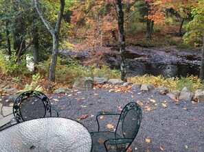 Outdoor dining - The Lehigh Cabin - Riverfront Escape- 1 mile private river (Blakeslee)