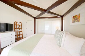 2 bedrooms, iron/ironing board, travel cot, WiFi - Spacious 2BR 2BA Upstairs Designer Apartment Suite (Governor`s Harbour)