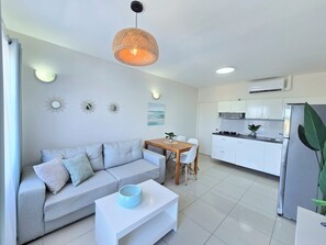 TV - One Bedroom vacation apartment Aruba, pool,  walking distance to Eagle Beach! (Noord)