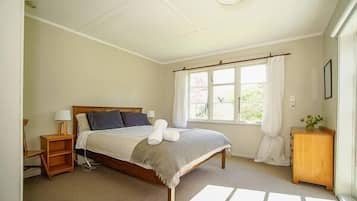 3 bedrooms, iron/ironing board, internet, bed sheets
