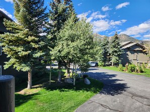 Property grounds - Snowcreek Resort Vacation Rental 934 (Mammoth Lakes)