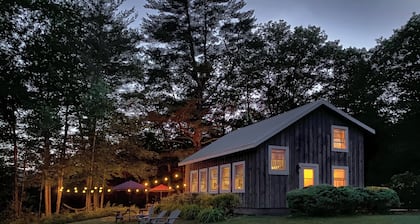 Cozy Charming cabin with mountain view, river, and high-speed Wifi. Pets allowed