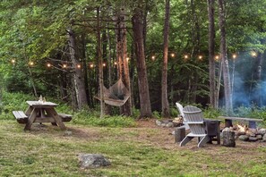 Outdoor dining - Cozy Charming cabin with mountain view, river, and high-speed Wifi. Pets allowed (Thornton)