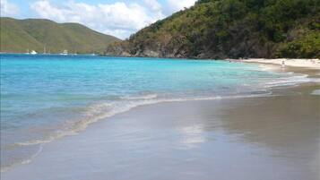 En la playa, camastros y toallas de playa