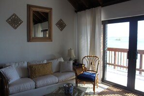 Smart-TV, DVD-spiller, bøker og filmbibliotek