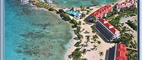 Accommodatie ligt op het strand, ligstoelen, strandlakens