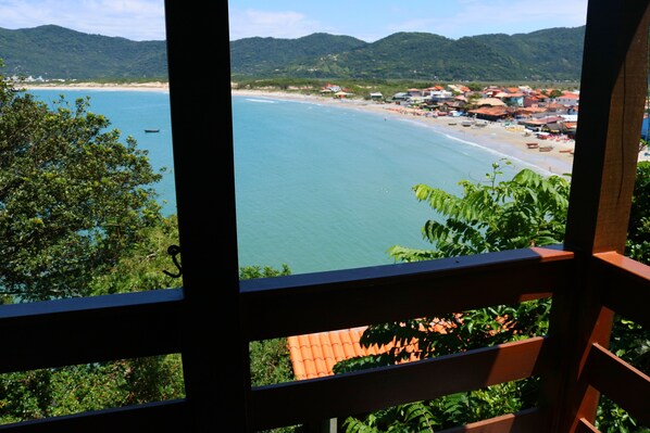 Property grounds - Beautiful 2-bedroom house with sea view just a few meters from the beach (Florianópolis)