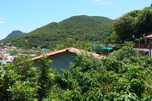 Pool - Beautiful 2-bedroom house with sea view just a few meters from the beach (Florianópolis)