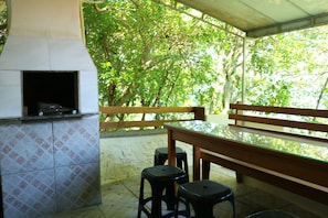 Outdoor dining - Beautiful 2-bedroom house with sea view just a few meters from the beach (Florianópolis)