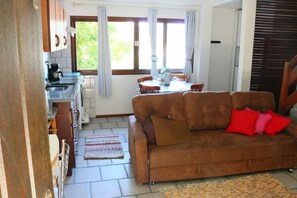 Living area - Beautiful 2-bedroom house with sea view just a few meters from the beach (Florianópolis)