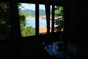 Dining - Beautiful 2-bedroom house with sea view just a few meters from the beach (Florianópolis)