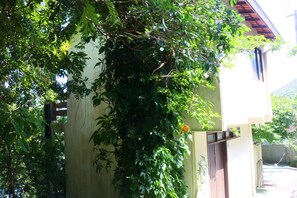 Property grounds - Beautiful 2-bedroom house with sea view just a few meters from the beach (Florianópolis)
