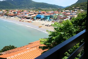 Beach - Beautiful 2-bedroom house with sea view just a few meters from the beach (Florianópolis)