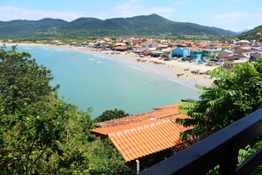 Beach - Beautiful 2-bedroom house with sea view just a few meters from the beach (Florianópolis)