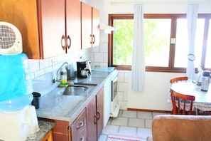 Private kitchen - Beautiful 2-bedroom house with sea view just a few meters from the beach (Florianópolis)
