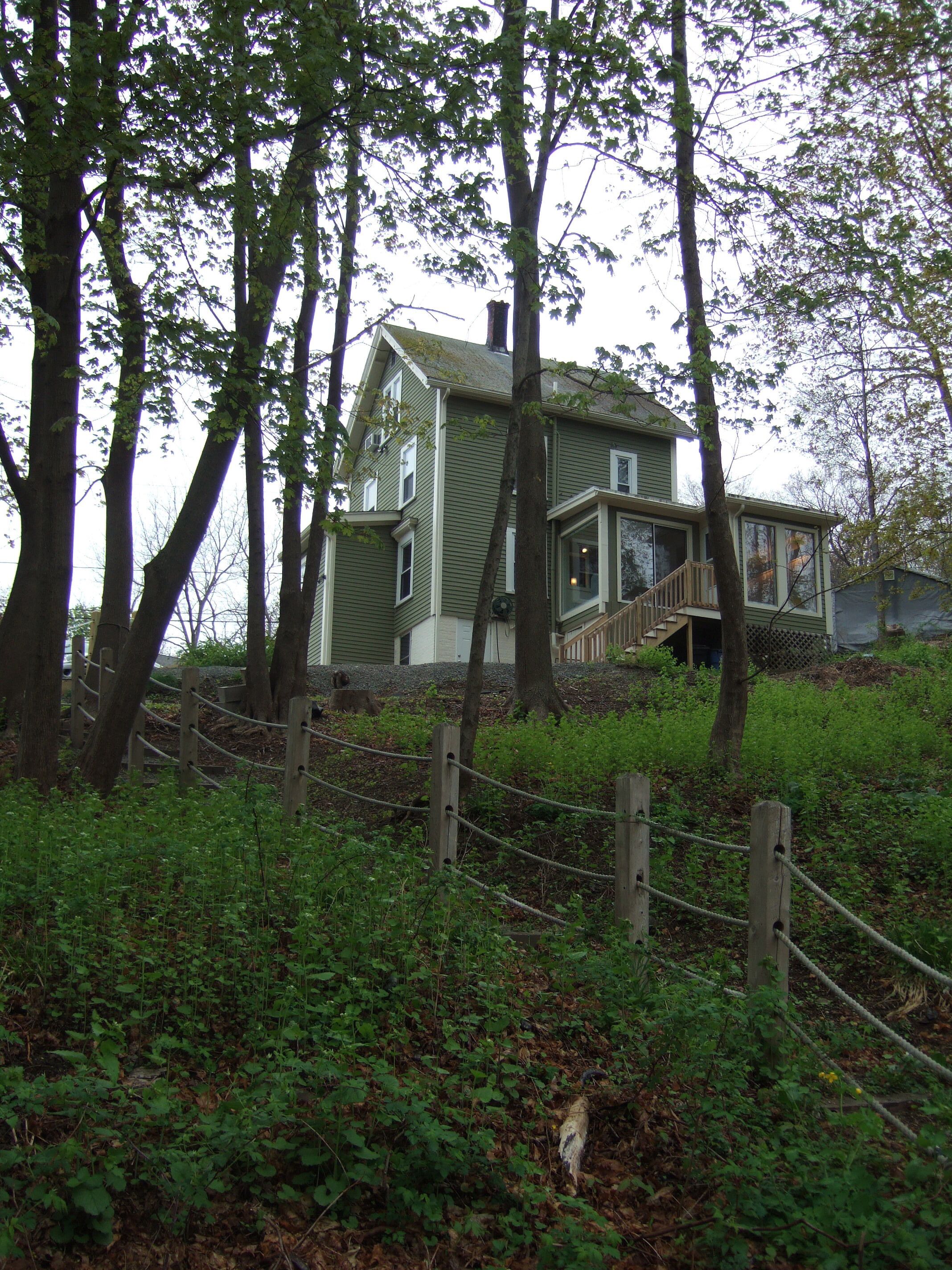 Sunny, Historic House in Natural Paradise near Commuter Rail to Boston