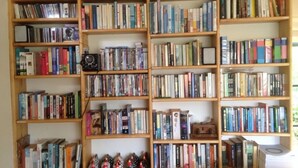 Una amplia estantería bien organizada, repleta de libros variados.