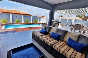 Outdoor dining - Private chef,46 sec to BEACH, Pool side massage, UTV (Eagle Beach)