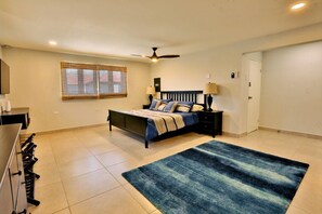 4 bedrooms, desk, soundproofing, iron/ironing board - Private chef,46 sec to BEACH, Pool side massage, UTV (Eagle Beach)