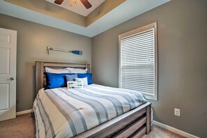 3 bedrooms, Internet, bed sheets - Half Mi to Yacht Club: Home by Perry Lake! (Meriden)