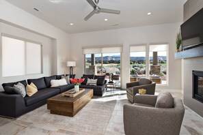 Smart TV, fireplace, DVD player, stereo - Panoramic Golf & Canyon Views - 3BR on the 18th (St. George)
