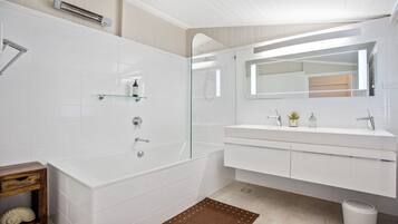 SĂšche-cheveux, serviettes fournies, savon, papier toilette