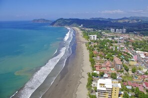 Beach nearby, sun-loungers - Luxury condo, Club del Cielo, Jaco, Costa Rica (Jacó)