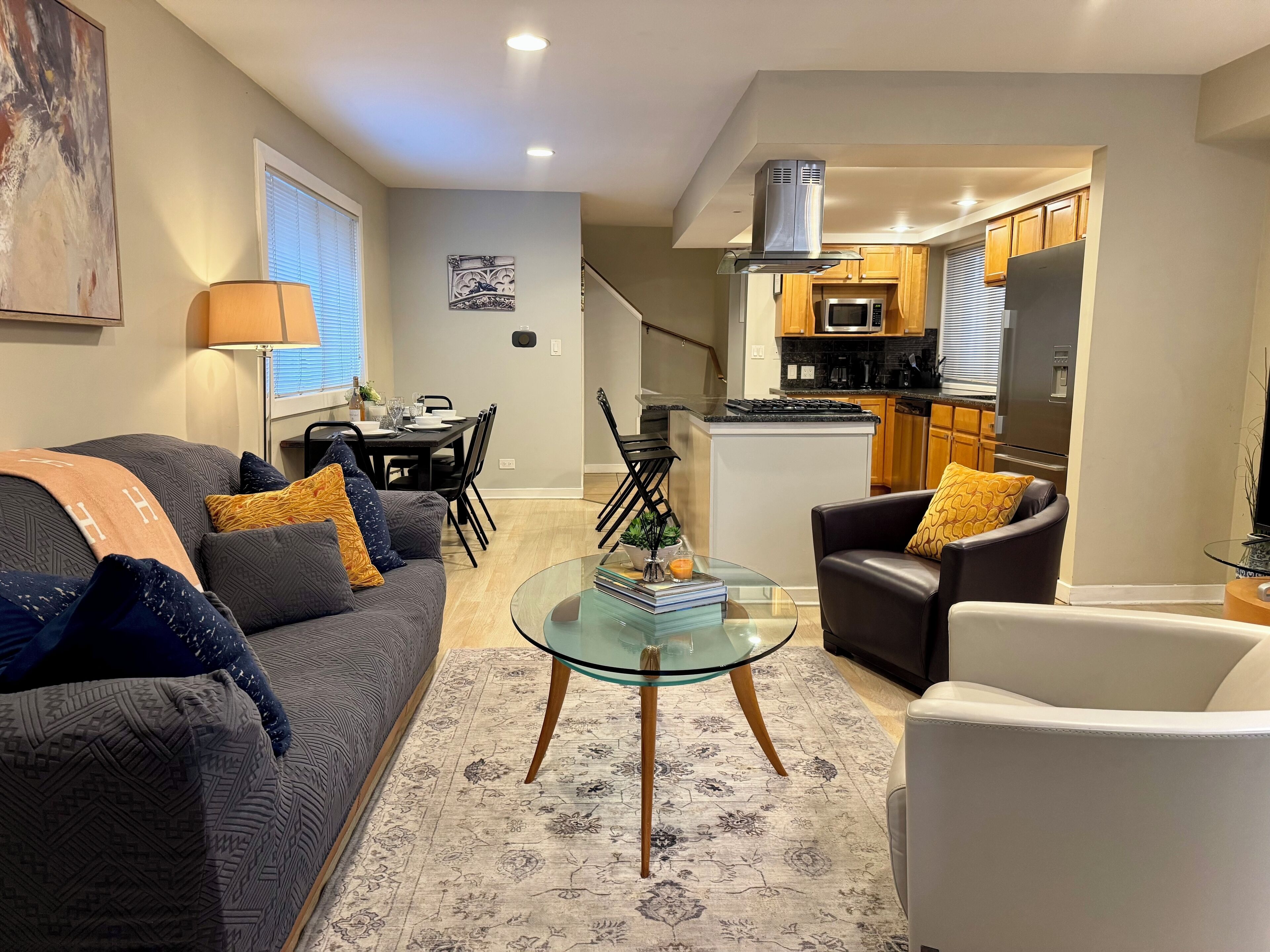 Smart TV, chimenea, juguetes, libros