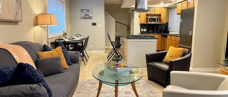 Smart TV, chimenea, juguetes, libros