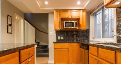 Increíble 3 br en el casco antiguo con estacionamiento, Walk Score 96, ¡Qué descubrimiento!